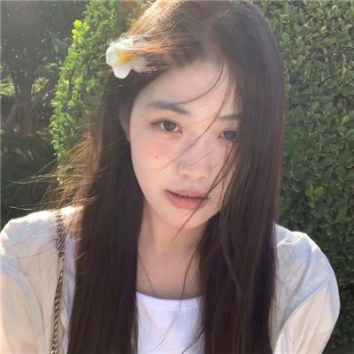 给小酒馆女子喝高杯酒